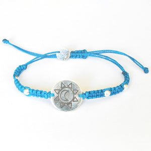 Pulsera de macramé con dije de Luna y Sol