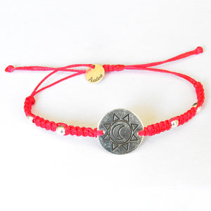 Pulsera de macramé con dije de Luna y Sol