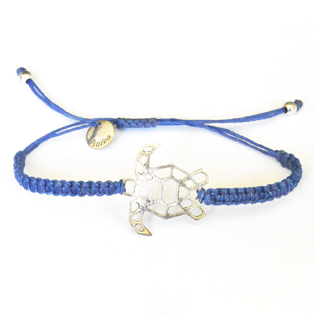 Pulsera de macramé con dije de tortuga