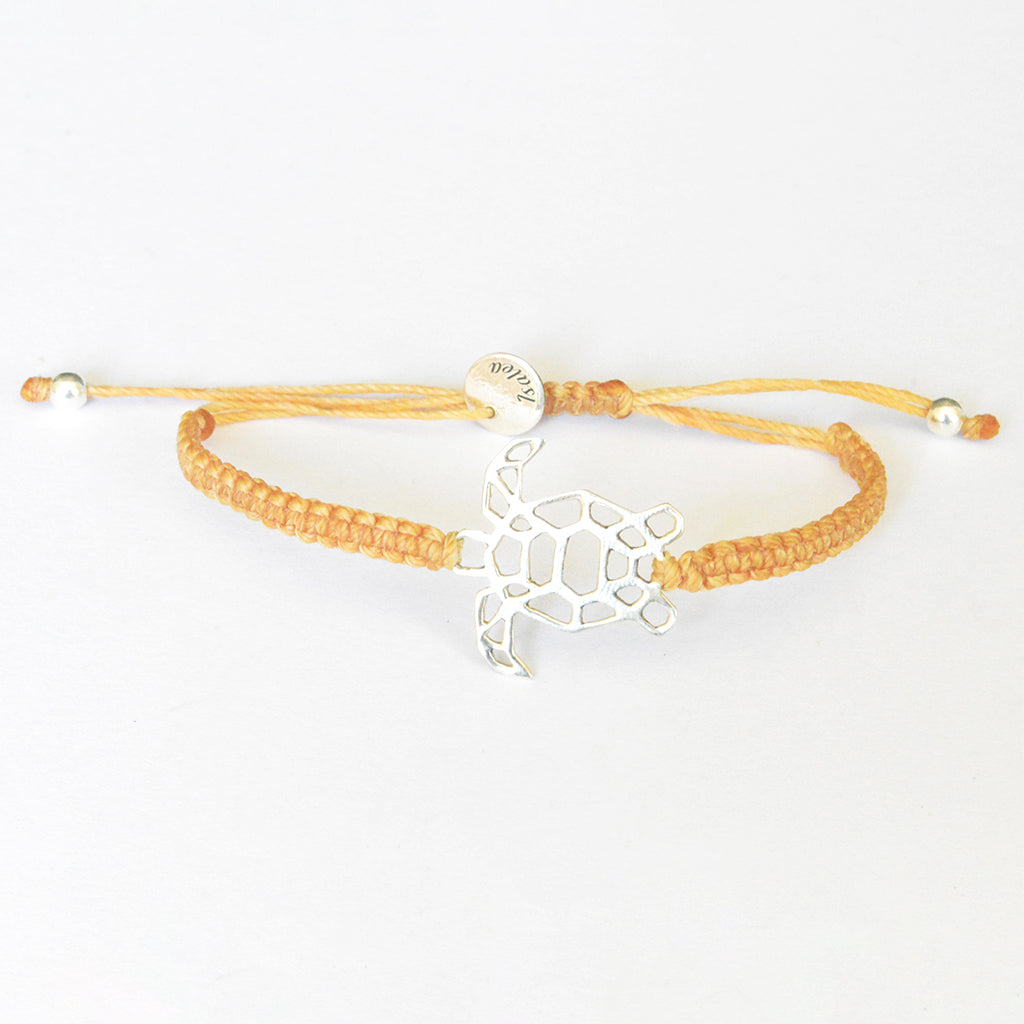 Pulsera de macramé con dije de tortuga