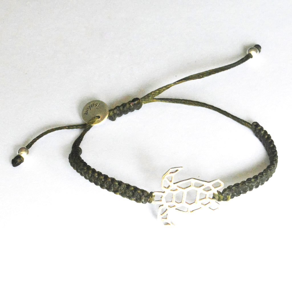 Pulsera de macramé con dije de tortuga